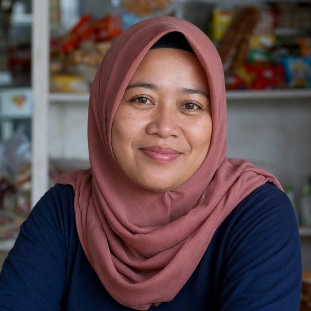 Ibu Sari, pemilik Toko Sari Jaya